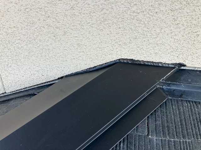 壁際の棟板金仕上げ